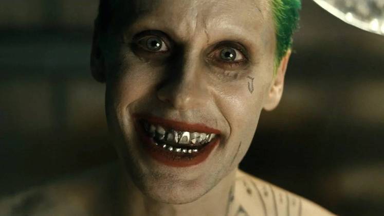 Jared Leto passou da linha para virar o Coringa?O ator é conhecido por usar métodos não convencionais para entrar de cabeça em seus personagens. Durante as filmagens de Esquadrão Suicida, Jared enviou coisas bizarras para os colegas de elenco, como uma carta de amor para Margot Robbie, a Arlequina, com um rato vivo dentro de uma caixa. Outros nomes do elenco disseram que ele não saía do papel nem quando as gravações paravam. Jared teve que negar outros rumores, como ter enviado preservativos usados de 