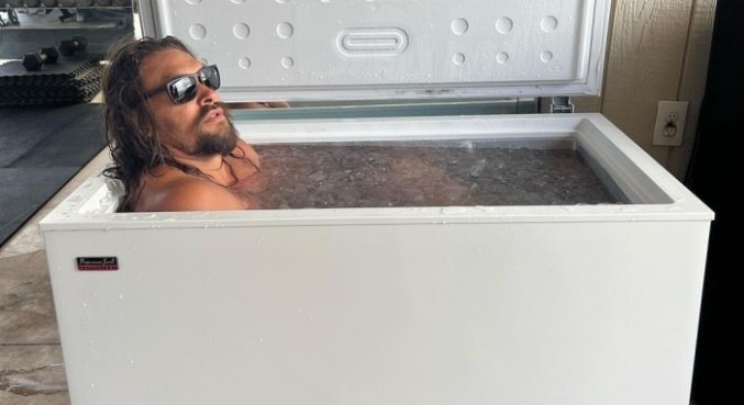 Na web, Jason Momoa postou fotos e vídeos dentro de freezer com gelo
