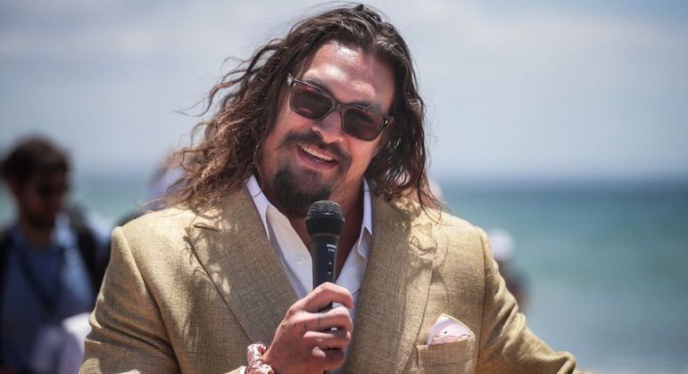 O ator Jason Momoa, que interpreta Aquaman no cinema, é um grande defensor dos oceanos. Ele discursou no evento da ONU, na praia de Oeiras, nos arredores de Lisboa