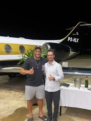 A compra foi celebrada com champanhe por Hulk, que posou para uma foto com um dos pilotos da aeronave. Um detalhe curioso é que, no leme do jatinho, foram incluídas as inicias 