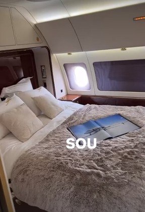 Caso Ney ou algum convidado queira um espaço mais reservado, pode se deitar na cama de casal, em um dos cômodos da aeronave. Um diferencial para o conforto é o isolamento acústico presente no local