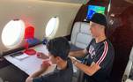 O espaço interno também pode ser aproveitado para diversão. Cristiano e Cristiano Jr. aproveitam as viagens para brincar juntos