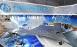 O drone não tripulado estaria em desenvolvimento 'clandestino', quando menções a ele é evitada até em documentos secretos da empresa e do governo do país. Ainda assim, estaria em operação limitada, provavelmente em missões de reconhecimento de grandes altitudes. Segundo o The Drive, é perfeitamente possível que o veículo tenha partido da Base Aérea de GuamVEJA ISSO: Esportivo com influencer grudado na lateral chega a 180 km/h