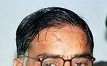 5. Javed IqbalO paquistanês Javed Iqbal matou, em 1998 e 1999, entre 75 e 100 crianças e jovens, com idade de 6 a 16 anos. O criminoso abusava sexualmente das vítimas, estrangulava, esquartejava e dissolvia os corpos em ácido para esconder as evidências. Iqbal foi detido em 1999 após enviar uma carta para a polícia e outra ao jornal local confessando os assassinatos e foi condenado à morte pelos mesmos meios que matou suas vítimas. Apesar disso, a execução nunca se concretizou pois ele cometeu suicídio enquanto estava na prisão