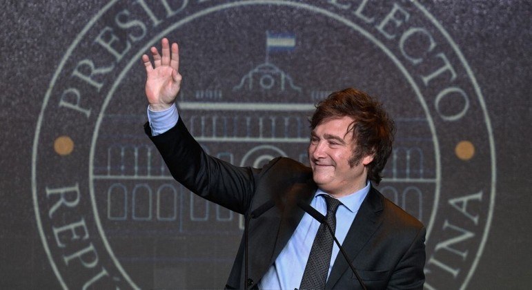 Milei derrotou o candidato governista ontem com 55,69% dos votos