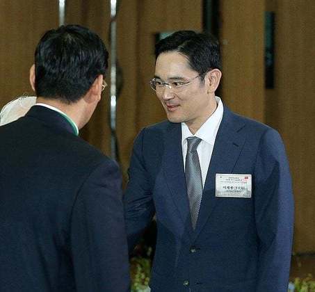 Jay Y. Lee: Lee é presidente da Samsung Eletronics, uma das maiores empresas de tecnologia do mundo. Em 2017, passou 11 meses na prisão depois de ser condenado por subornar uma confidente da ex-presidente da Coreia do Sul, com o objetivo de garantir uma fusão para sua empresa.