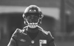 Jaylon Ferguson, jogador de futebol americano do Baltimore Ravens, morreu nesta quarta-feira (22), aos 26 anos de idade. O time publicou um comunicado sobre o caso em suas redes sociais, mas não divulgou a causa da morte do atleta