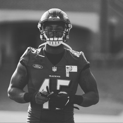 Jaylon Ferguson, jogador de futebol americano do Baltimore Ravens, morreu nesta quarta-feira (22), aos 26 anos de idade. O time publicou um comunicado sobre o caso em suas redes sociais, mas não divulgou a causa da morte do atleta