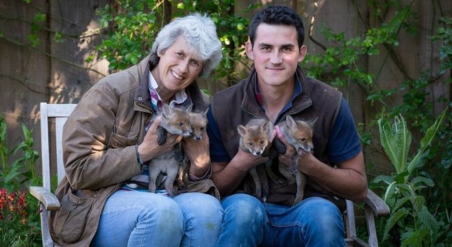 Jean e o filho salvaram e ainda cuidam dos filhotes; eles esperam a idade certa e que estejam adaptados para soltá-los na natureza