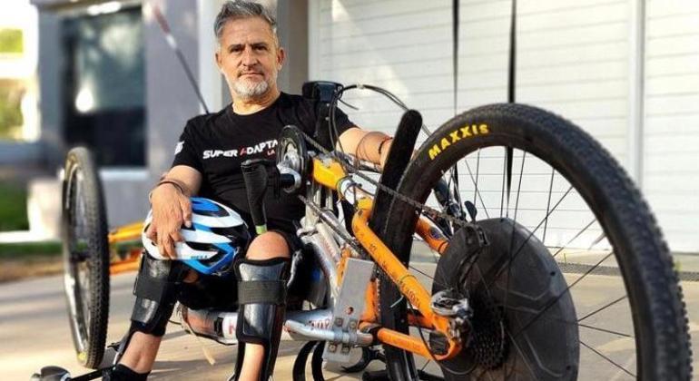 Jean Maggi em sua bicicleta adaptada que o levou ao topo do Himalaia