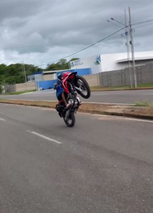 Influenciador do grau morre ao bater moto em poste • DOL