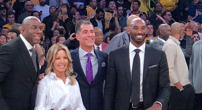 Jeanie Buss posa ao lado de Kobe Bryant e Magic Johnson