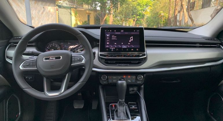 Novo Compass tem painel de instrumentos de 7 polegadas e central multimídia com tela de 10,25 polegadas