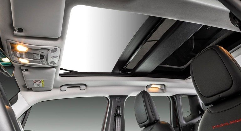 SUV vem equipado com teto solar panorâmico 