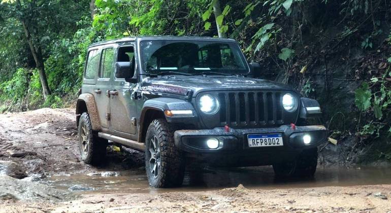 Como concorrente direto o Wrangler só encontra o Land Rover Defender, igualmente com tração 4x4 e motor a gasolina.