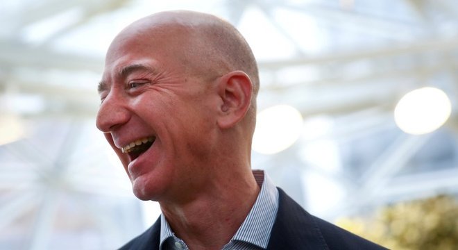O aumento das vendas online em 2020 beneficiou a Amazon, empresa de Jeff Bezos