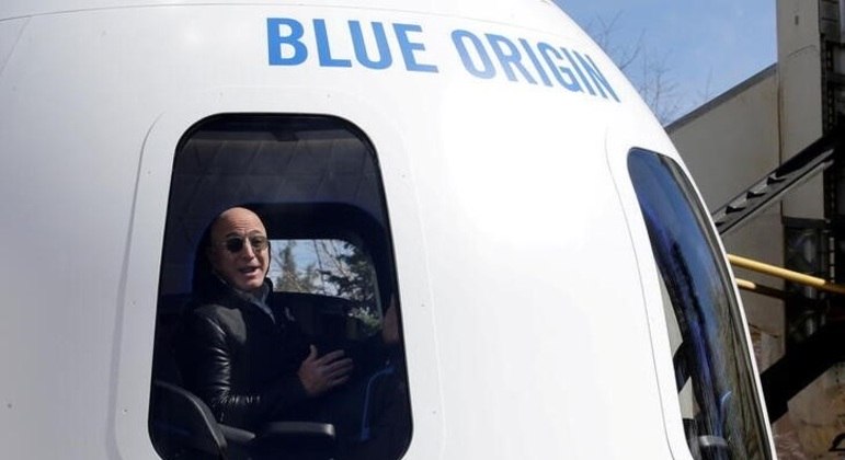 Fundador da Amazon e da Blue Origin, Jeff Bezos, fala à mídia da cápsula de uma nova espacial