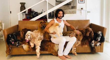 O ator Jeff Machado com seus cachorros
