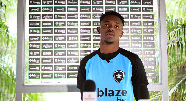 Jeffinho em entrevista coletiva no CT Lonier, do Botafogo