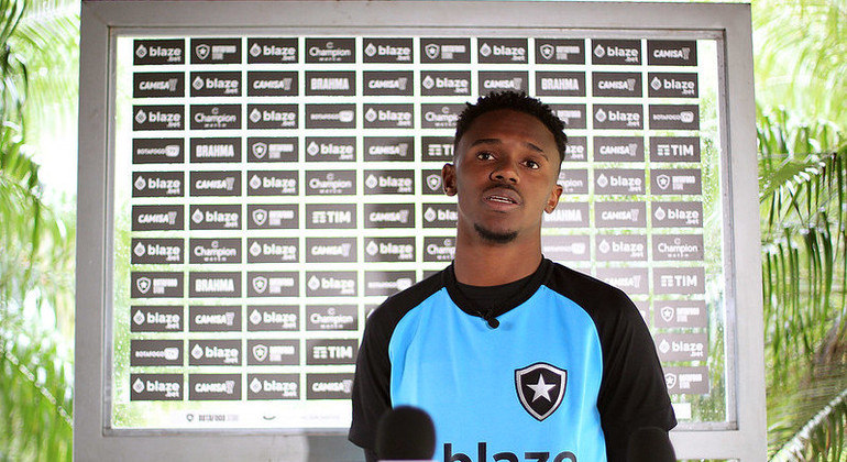 Jeffinho em entrevista coletiva no CT Lonier, do Botafogo
