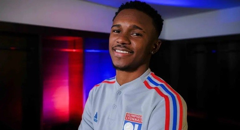 Jeffinho, ex-Botafogo, foi anunciado pelo Lyon, da França
