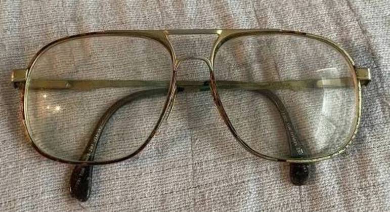 Os óculos do serial killer se tornaram um marco da aparência dele