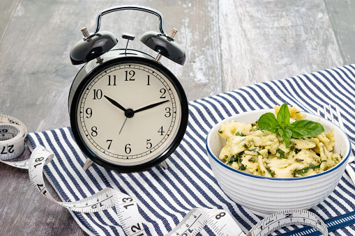 Dieta consiste em ficar longas horas sem comer