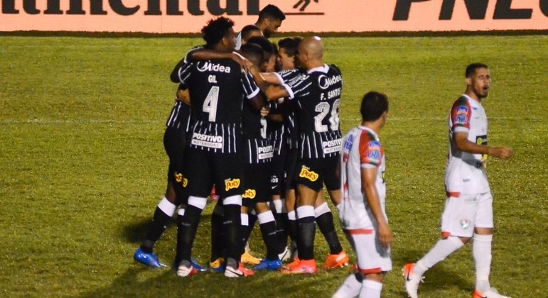 Vai ou fica? Em fim de contrato com o Corinthians, zagueiro é elogiado por diretor do Atlético-MG