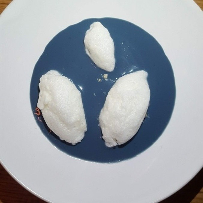 Ovos nevados com creme de jenipapo:  o creme, naturalmente  azulado, é uma delícia e traz originalidade à receita do Corrutela (SP)
