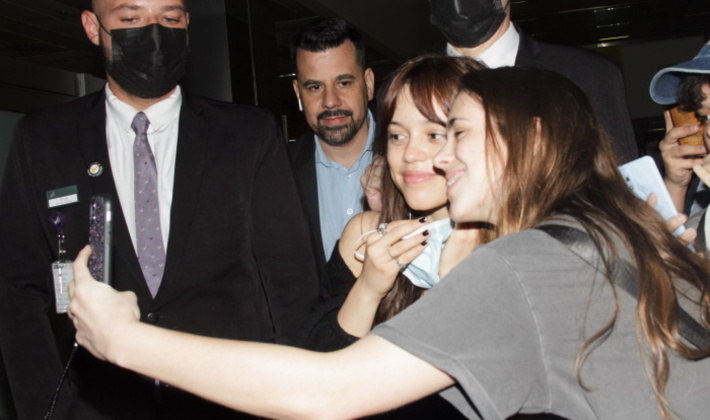 Jenna Ortega, a Wandinha, esbanja simpatia ao desembarcar em São Paulo