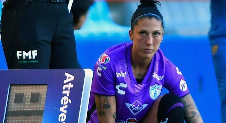 A jogadora espanhola Jenni em partida de seu time, o Pachuca, do México, contra o Pumas