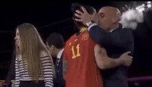 Jogadora da Espanha leva beijo na boca durante premiação da Copa Feminina e se irrita: 'Não gostei'