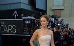 Impossível não se lembrar do longo pink de pétalas usado por Jennifer Lawrence para receber sua estatueta em 2013. Do tombo a gente esquece