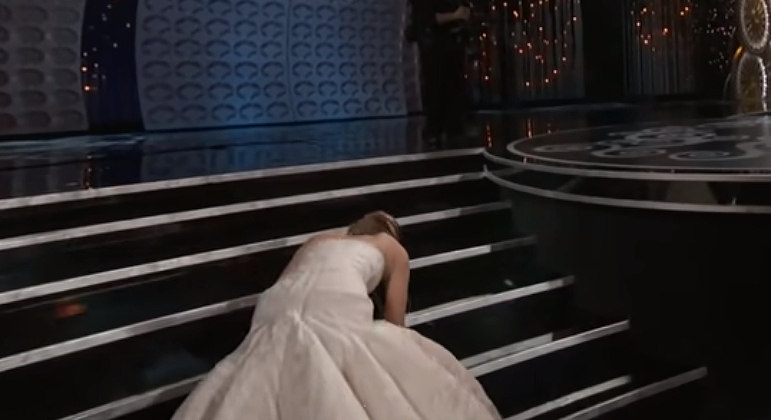 Jennifer Lawrence tropeça e cai antes de ir ao palco receber o Oscar de Melhor Atriz em 2013