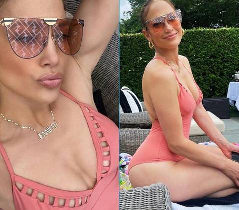 No começo de julho, Jennifer usou um maiô rosado e decotado para tomar sol durante o fim de semana. Os acessórios foram o destaque do lookinho de praia: óculos de sol com lente em formato diferentão e joias douradas, com um pingente do nome dela