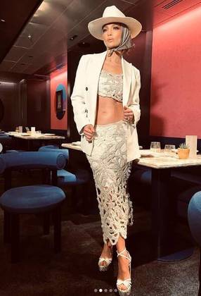 Em abril, a diva pop apareceu com outro figurino arrasador, que uniu várias tendências. Ela estava com um conjunto de crochê, composto de top e saia longa de cintura baixa. A cantora elegeu um blazer como sobreposição às peças principais. A junção inusitada de acessórios na cabeça, lenço cinza e chapéu branco, chamaram a atenção