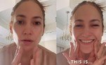 Jennifer Lopez, de 54 anos, exibiu sua beleza natural em um vídeo publicado nas redes sociais em agosto. Na gravação, a cantora mostrou o rosto sem make enquanto realizava sua rotina de skin care com produtos da própria marca de cosméticos. 'Sem filtro. Esta sou eu agora, aos 54 anos, radiante e feliz', escreveu a artista na legenda da publicação
