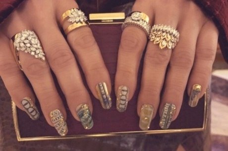 J-Lo usa notas de US$ 100 nas unhas