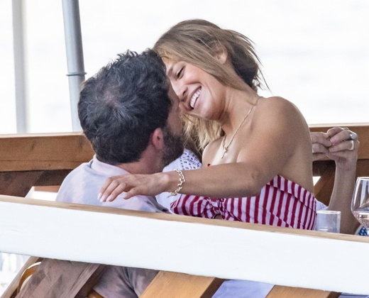 Ainda durante as férias, Jennifer Lopez foi fotografada usando um colar com o nome de Ben
