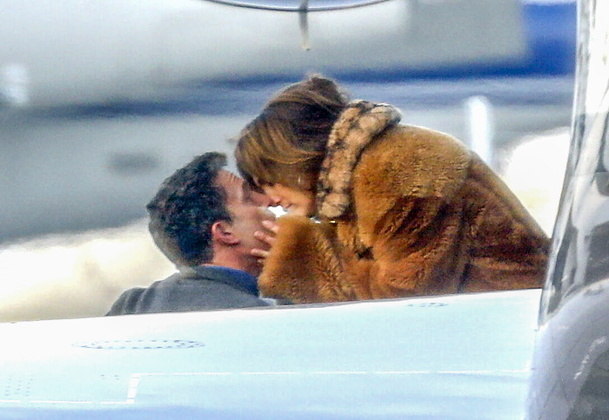 Já J.Lo é mãe dos gêmeos Max e Emme, de seu relacionamento com o cantor Marc Anthony