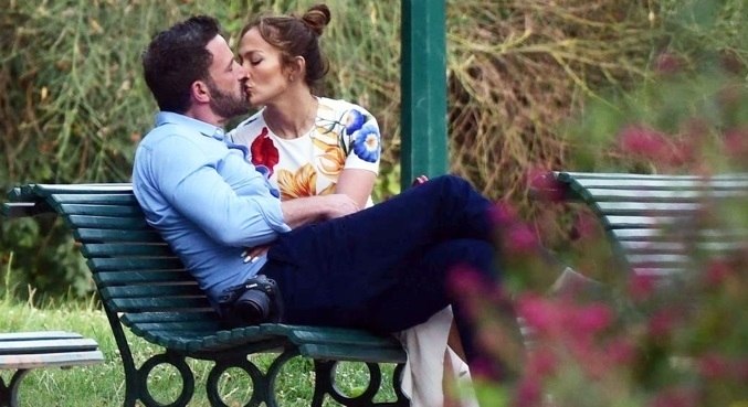 Apaixonados, Jennifer Lopez e Ben Affleck estão felizes em Paris
