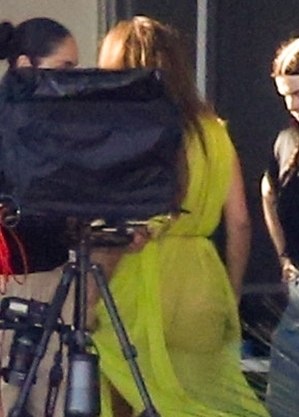 Atriz foi flagrada em Hollywood com visual revelador