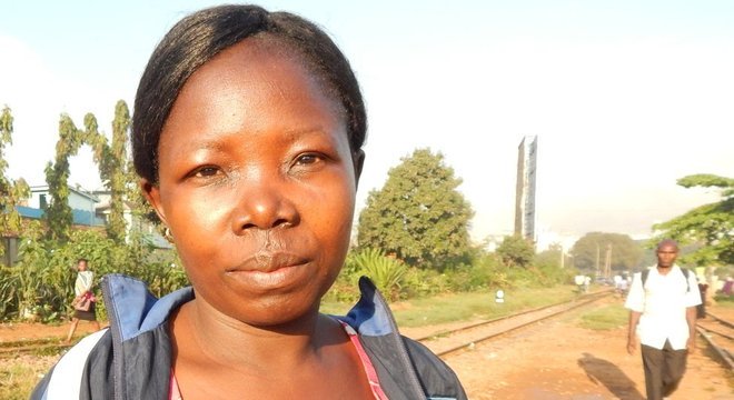 Jennifer Namulembwa trabalha como faxineira e caminha uma hora e meia diariamente para chegar ao trabalho; ela preferiria ir de carro, se pudesse