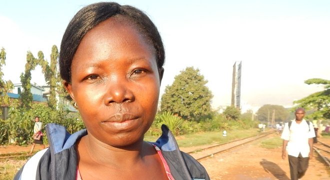 Jennifer Namulembwa trabalha como faxineira e caminha uma hora e meia diariamente para chegar ao trabalho; ela preferiria ir de carro, se pudesse