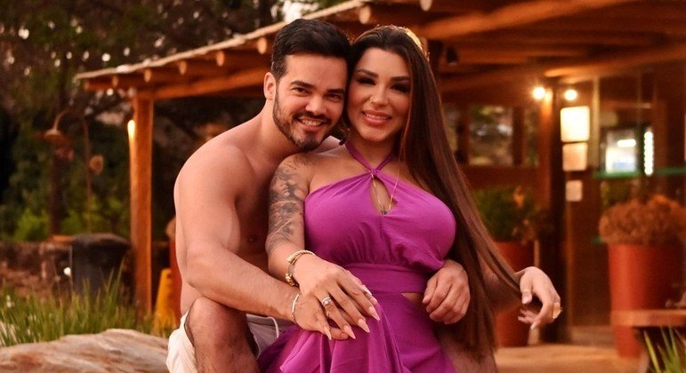 Jenny Miranda e Fábio Gontijo ficaram noivos no mês passado, após 3 meses de namoro