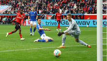 Paulinho entra no fim e marca na goleada do Bayer Leverkusen sobre Schalke 04 pela Bundesliga
