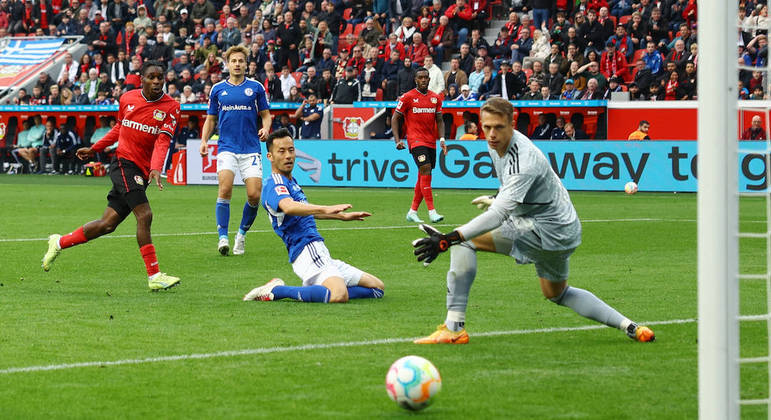 Jeremie Frimpong, com dois gols, foi o destaque da goleada sobre o Schalke 04