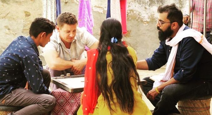 Jeremy Renner em cena de programa gravado antes do acidente que sofreu
