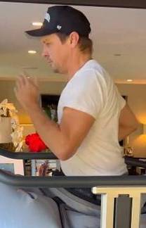 Jeremy Renner posta vídeo em que corre e surpreende fãs (Reprodução/Instagram)