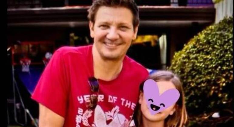 Jeremy Renner diz que o amor da filha, Eva, o está ajudando a se curar do acidente